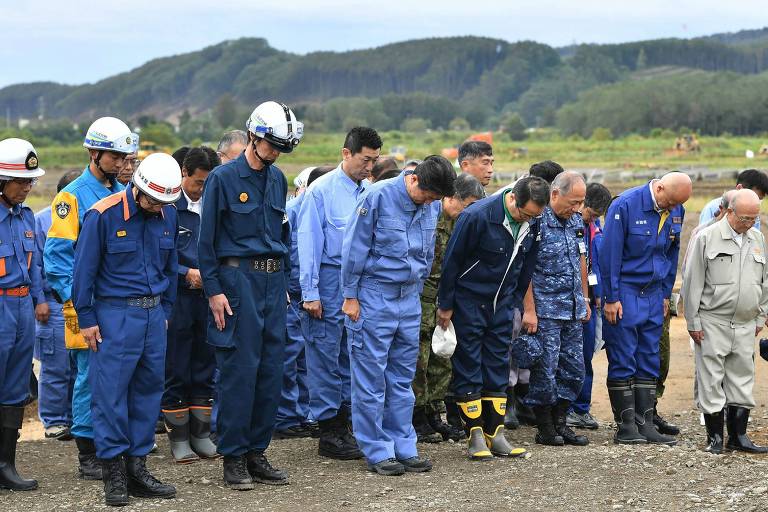 O primeiro-ministro do Japão, Shinzo Abe (no centro), participa de homenagem às vítimas do terremoto que atingiu a ilha de Hokkaido