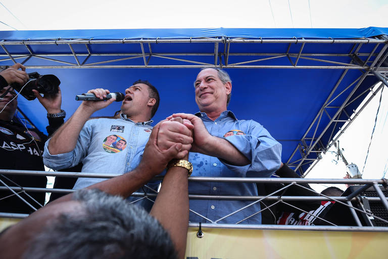 O candidato Ciro Gomes (PDT) faz caminhada no centro da cidade de Mauá, Grande São Paulo