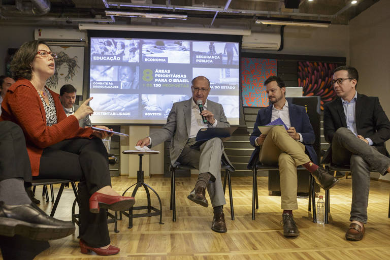 O candidato à Presidência Geraldo Alckmin (PSDB) participa de encontro com representantes do movimento Agora! em São Paulo