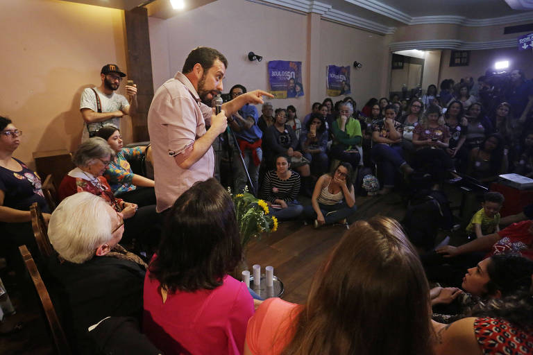 O candidato à Presidência Guilherme Boulos (PSOL) participa de encontro com grupo de mulheres durante ato de campanha no bairro da Bela Vista, centro de São Paulo