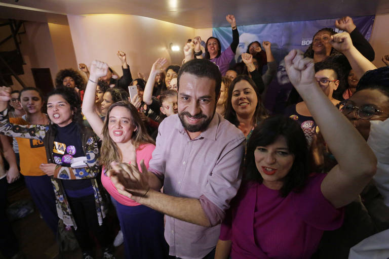 O candidato à Presidência Guilherme Boulos (PSOL) participa de encontro com grupo de mulheres durante ato de campanha no bairro da Bela Vista, centro de São Paulo