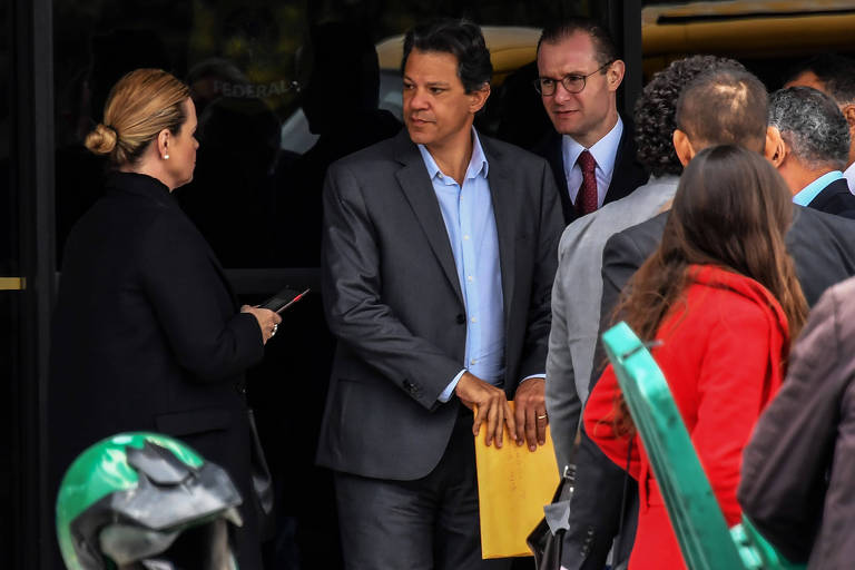 Fernando Haddad visita seu mentor em prisão na sede da Polícia Federal em Curitiba. Ele foi oficializado como presidenciável pelo PT no lugar do ex-presidente Luiz Inácio Lula da Silva