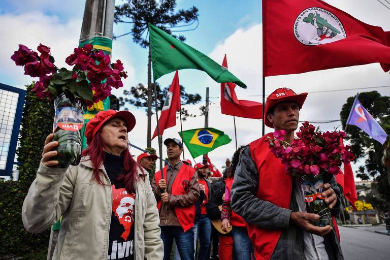 Apoiadores do ex-presidente Luiz Inácio Lula da Silva (PT) protestam em frente à Superintendência da Polícia Federal em Curitiba, onde atualmente o candidato cumpre pena de 12 anos e um mês de prisão