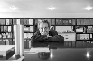 Retrato do arquiteto Paulo Mendes da Rocha em seu escritorio na rua Bento Freitas em Sao Paulo. Paulo Mendes fara 90 anos ainda esse ano