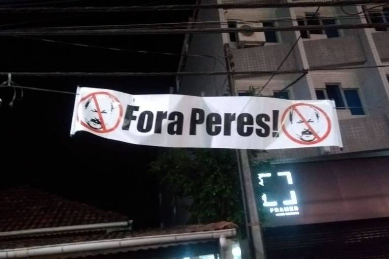 Conselheiros do Santos estenderam faixa pedindo a saída do presidente José Carlos Peres