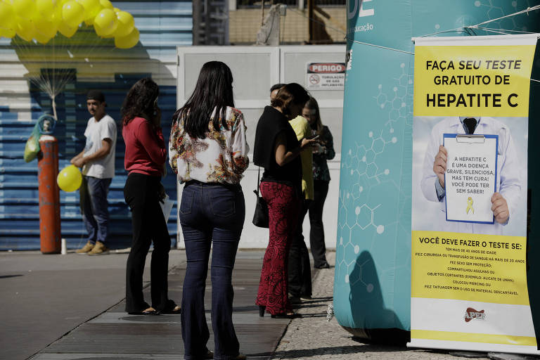 Posto de orientação e campanha contra a hepatite C, na avenida Paulista, em SP
