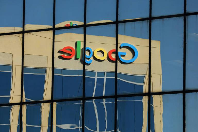 O logotipo da Google, que faz 25 anos em setembro, refletido em um prédio na Califórnia, nos Estados Unidos