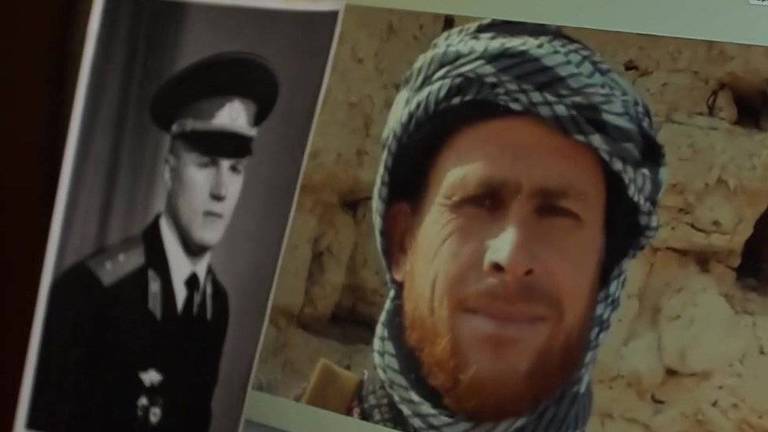 Fotos de Bilokurov à esquerda, com uniforme de gala militar em preto-e-branco, e do homem encontrado no Afeganistão à direita