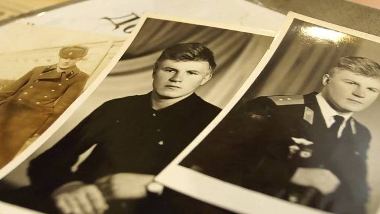 Três fotos antigas de Igor, todas com uniforme militar de gala