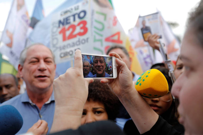Eleitora fotografa o candidato do PDT à Presidência, Ciro Gomes, durante ato de campanha em Taboão da Serra (SP) nesta terça (11)