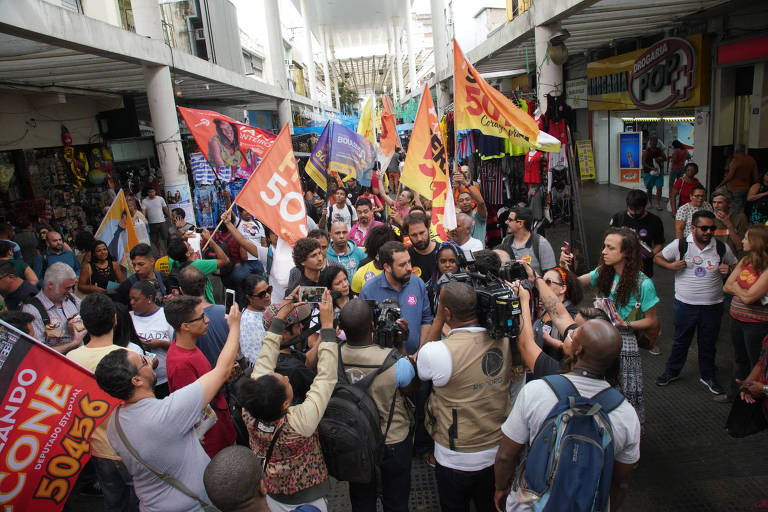 O candidato à Presidência da República Guilherme Boulos (PSOL) concede entrevista durante campanha em  Nilópolis na baixada Fluminense, Rio de Janeiro 