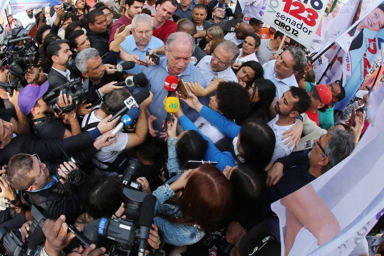 O candidato à Presidência da República Ciro Gomes (PDT) concede entrevista durante  campanha no centro de Taboão da Serra, Grande São Paulo