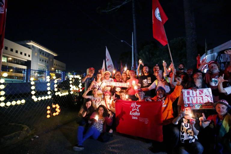 Apoiadores do ex-presidente Luiz Inácio Lula da Silva (PT) fazem vigília em frente à Superintendência da Polícia Federal em Curitiba; cerca de 100 pessoas, a maioria trabalhadores rurais do Movimento dos Sem-Terra (MST), acampam do lado de fora da sede da PF, onde o candidato cumpre pena por corrupção desde abril
