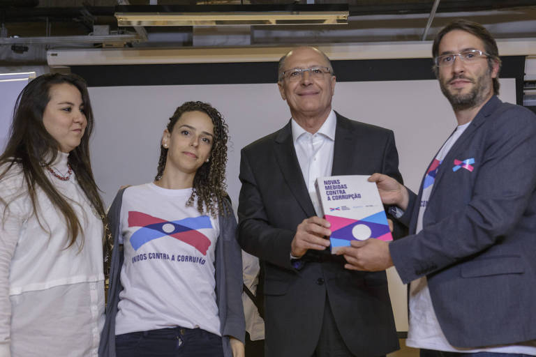 O candidato à Presidência da República Geraldo Alckmin entrega de documento elaborado pela sociedade civil com propostas legislativas para combate à corrupção em São Paulo