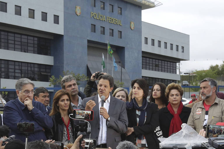 Em frente à PF, onde Lula está preso, Haddad discursa com Manuela, Dilma Rousseff e petistas