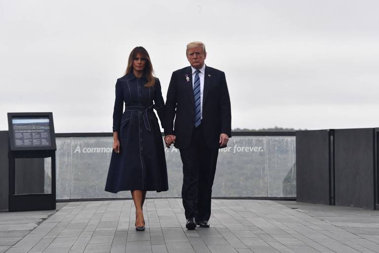 Trump e Melania voltam de mãos dadas de área de memorial