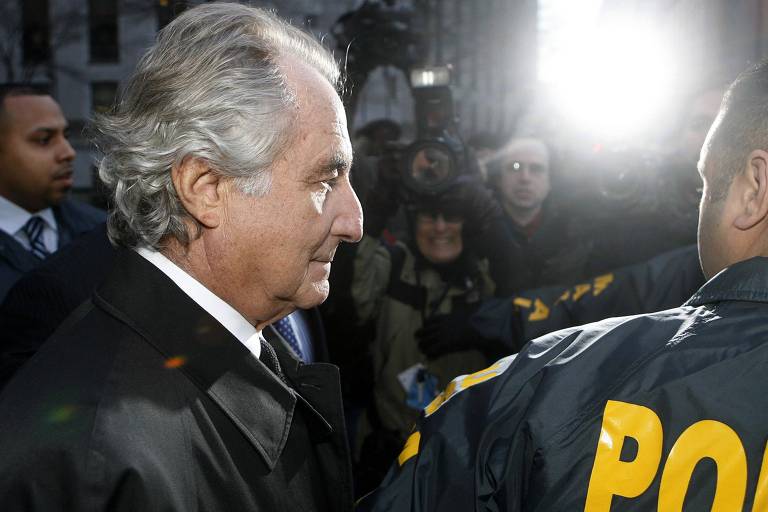 Bernard Madoff com policiais em janeiro de 2009 