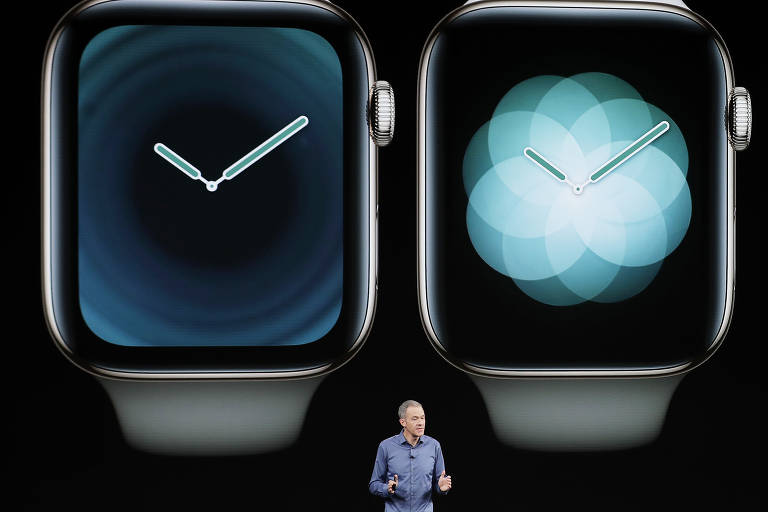 A apresentação começou com o  Apple Watch, que está com a tela 30% maior, mais fino, e se chamará S4. Ele é duas vezes mais rápido e o som mais alto. O microfone também foi melhorado, segundo a marca