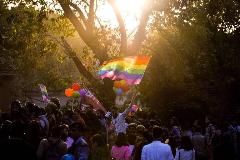 Apoiadores do movimento LGBTQ fazem parada em Nova Délhi