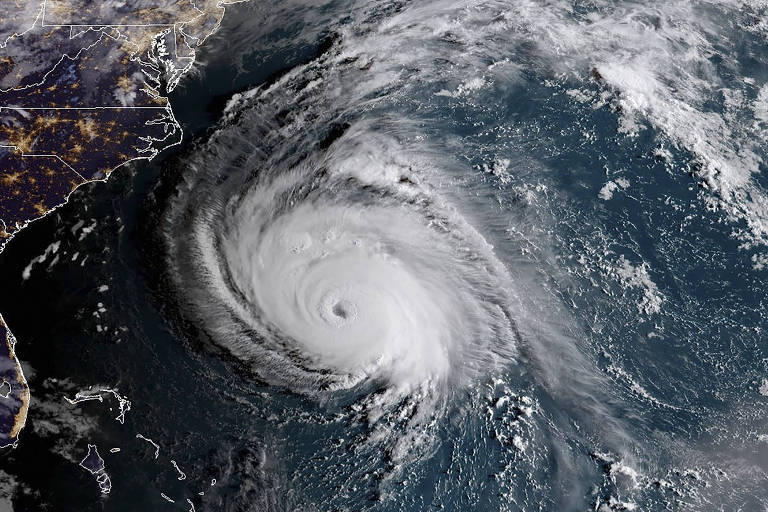 Imagem de satélite mostra o furacão Florence próximo à costa leste dos EUA 