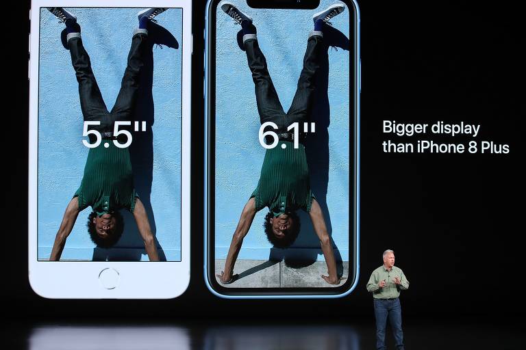 O iPhone Xr tem a tela com 6.1 polegadas, que é maior que o iPhone 8 Plus (à esq. na foto)  