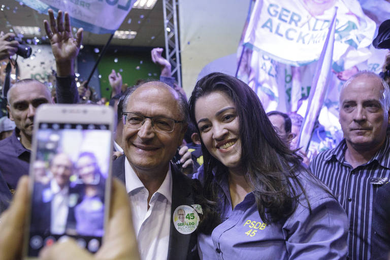 O candidato à Presidência da República Geraldo Alckmin (PSDB) tira foto com eleitora durante encontro com lideranças no Clube dos Metalúrgicos de Osasco, em São Paulo