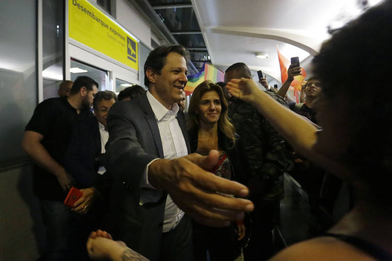 Militantes recepcionam Fernando Haddad (PT), que desembarcou no aeroporto de Congonhas, zona sul de de São Paulo, após ser oficializado candidato à Presidência em substituição ao ex-presidente Luiz Inácio Lula da Silva