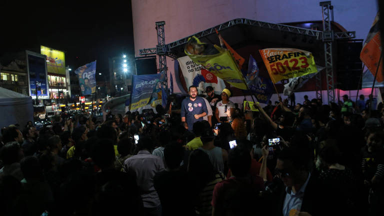 O candidato à Presidência Guiherme Boulos (PSOL) durante comício em Duque de Caxias, na baixada Fluminense, Rio de Janeiro 