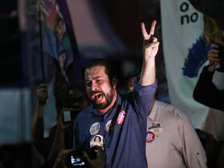 O candidato à Presidência Guiherme Boulos (PSOL) discursa durante comício em Duque de Caxias, na baixada Fluminense, Rio de Janeiro 