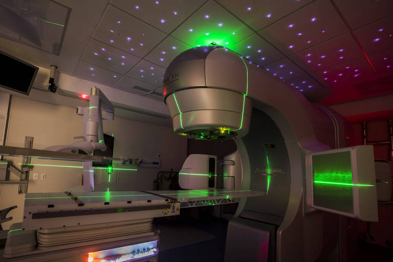 Máquina de radioterapia ocupa sala e emite luzes verdes