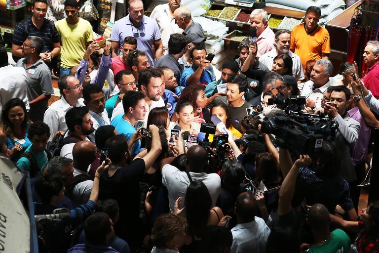 A candidata à Presidência da República Marina Silva (Rede) fez caminhada na Praça Sete de Setembro e visitou o Mercado Central em Belo Horizonte 