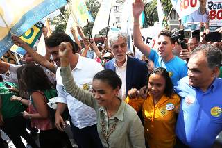 A presidenciável Marina Silva (Rede) caminha na praça Sete de Setembro (MG)