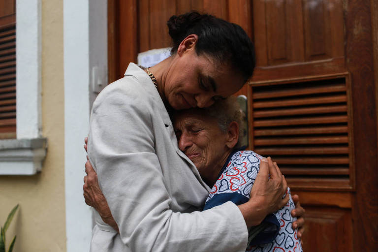 A candidata à Presidência da República Marina Silva (Rede) abraça eleitora durante agenda de campanha eleitoral na Zona Sul do Rio de Janeiro