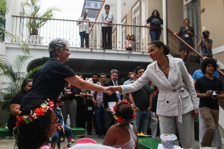 A candidata à Presidência da República Marina Silva (Rede) cumprimenta funcionária durante visita a ONG Saúde Criança em Botafogo, na Zona Sul do Rio de Janeiro