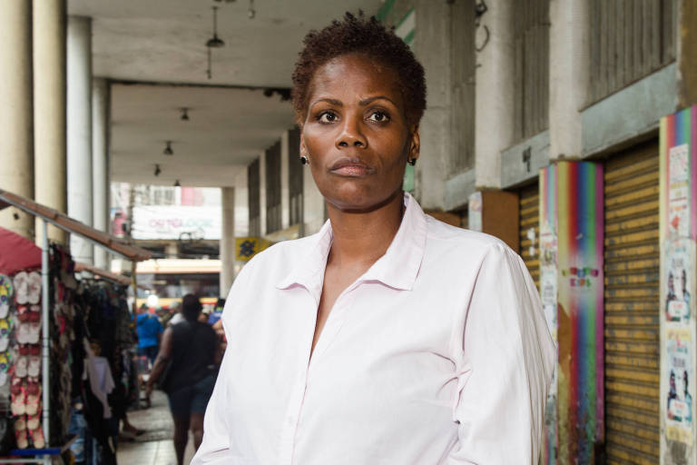 A advogada negra Valéria Lucia dos Santos, 48, em rua de Duque de Caxias, Rio de Janeiro