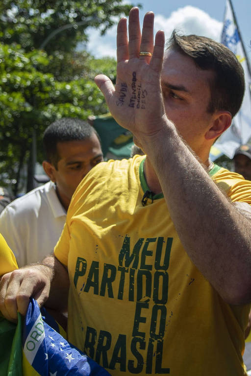 O candidato ao Senado Flávio Bolsonaro (PSL) mostra sua mão com os dizeres