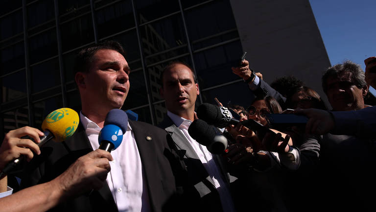 Os filhos do candidato à presidência Jair Bolsonaro (PSL), Eduardo (dir) e Flávio (esq) Bolsonaro concedem entrevista após se reunirem com o diretor geral da PF Rogério Galloro para tratar sobre a segurança na campanha, após o ataque a faca sofrido pelo pai