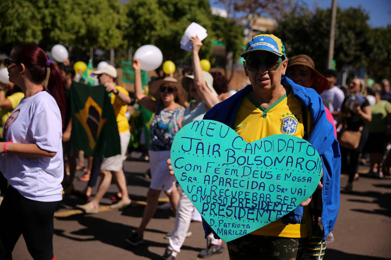 Apoiadores do candidato à Presidência Jair Bolsonaro (PSL) fazem uma caminhada em apoio a sua recuperação, após ter sido esfaqueado durante ato de campanha em Juiz de Fora (MG)