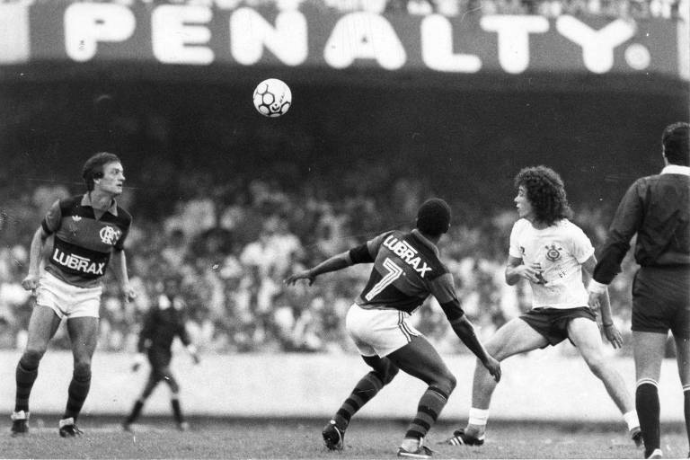 Leandro (esq.), do Flamengo, e Casagrande (dir.), do Corinthians, observam a bola em confronto de 1984