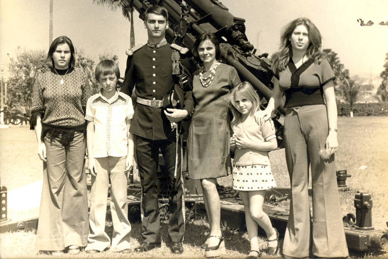 0Jair Bolsonaro aos 19 anos, como cadete na Academia Militar das Agulhas Negras, em foto com a mãe e irmãos