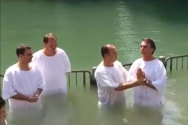 Jair Bolsonaro é batizado nas águas do rio Jordão, em Israel