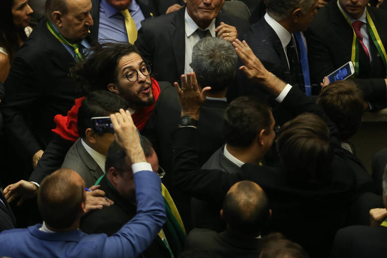 Na votação do impeachment de Dilma Rousseff, Bolsonaro causou polêmica mais uma vez, ao citar em seu voto o general Brilhante Ustra, acusado de tortura na ditadura militar; Jean Willys (PSOL-RJ) chegou a cuspir no colega