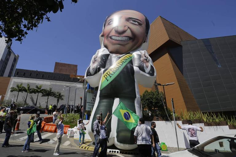 Eleitores do presidenciável Jair Bolsonaro (PSL) manifestaram apoio ao candidato depois do ataque, em Juiz de Fora e em São Paulo, para onde ele foi transferido; em frente ao hospital Albert Einstein, inflaram um boneco de Bolsonaro com a faixa presidencial