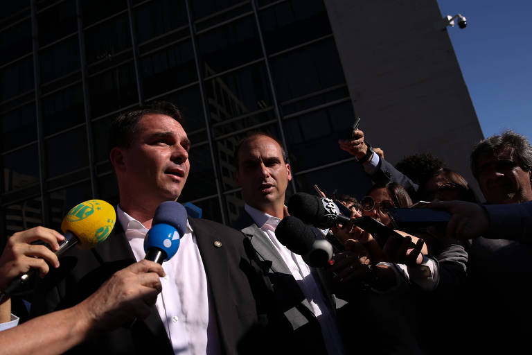 Os filhos de Jair Bolsonaro, Eduardo e Flávio, seguiram a carreira política do pai; outro filho, Carlos, também