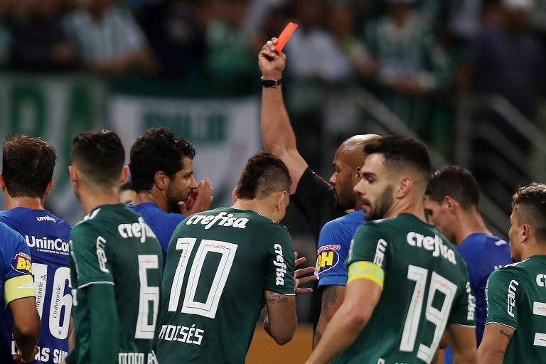 Edílson, lateral do Cruzeiro, é expulso e jogadores da equipe mineira reclamam