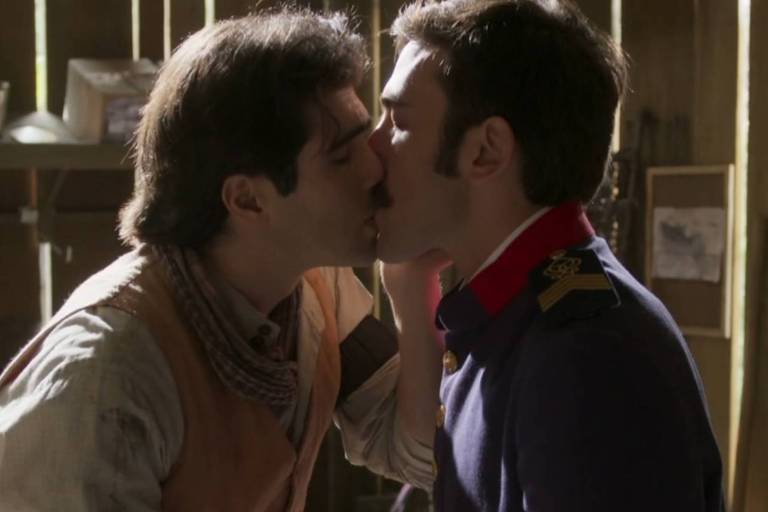 Luccino (Juliano Laham) e Otávio (Pedro Henrique Müller) se beijam em cena de "Orgulho e Paixão"