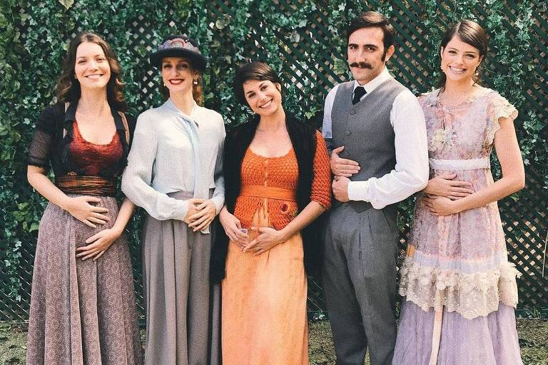 Nathalia Dill, Laila Zaid, Chandelly Braz, Pedro Henrique Müller e Agatha Moreira, do elenco de 'Orgulho e Paixão' posam com a mão na barriga para brincadeira no Instagram sobre suposta gravidez de uma das atrizes