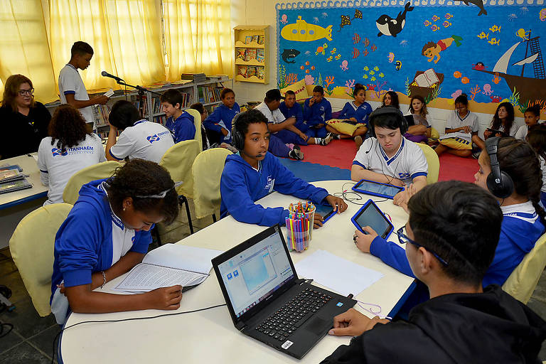 Alunos em momento na sala de leitura; escola em Itanhaém (SP) incentiva as turmas a lerem mais antes da produção dos audiolivros