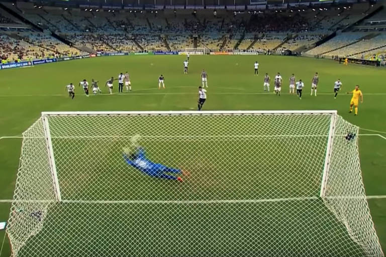 No Maracanã, Rodolfo, do Fluminense, defende o pênalti cobrado pelo botafoguense Lindoso