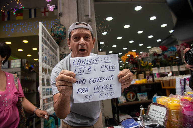 Eleitor se manifesta durante caminhada do candidato à Presidência da República Geraldo Alckmin (PSDB) no Saara, centro do Rio de Janeiro